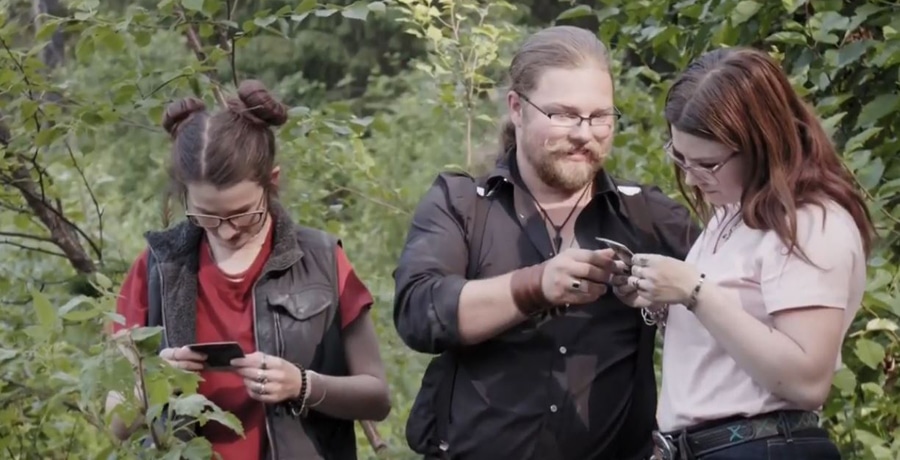 Birdie and Noah find pics in Alaskan Bush People | episode screencap