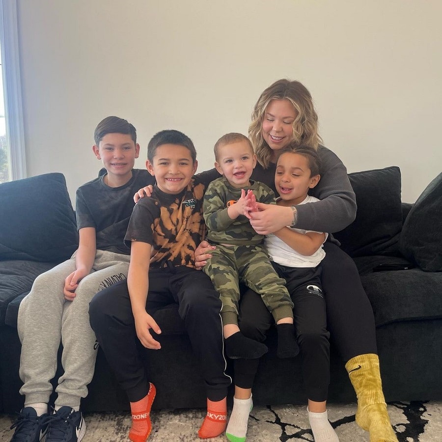 Kailyn Lowry sits on the couch with her four sons in group family pic.