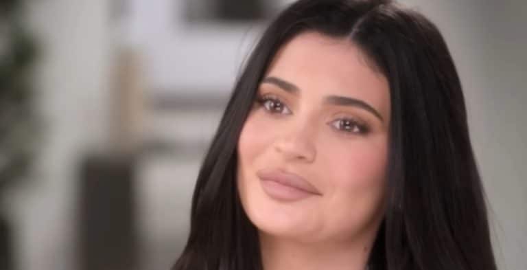 Kylie Jenner Highlights Chiseled Abs In Angelic Crop Top & Skirt