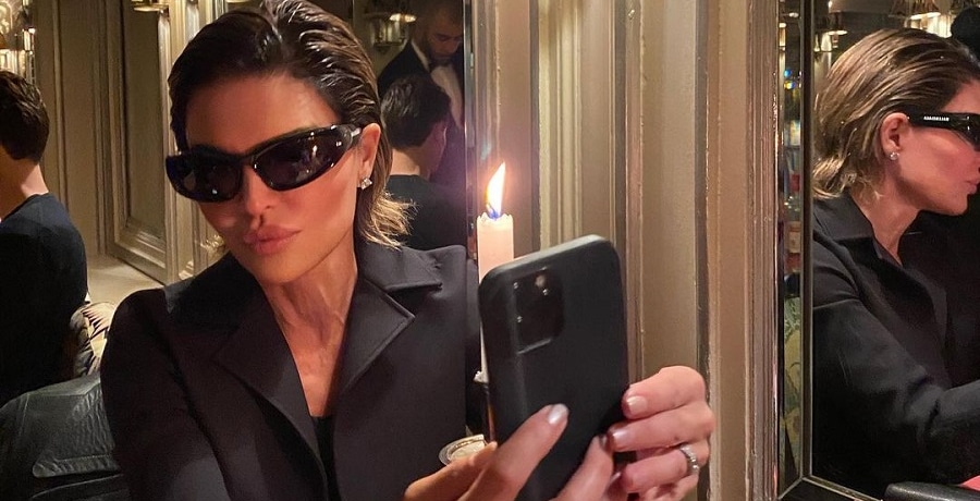 Lisa Rinna Takes Selfie In Restaurant [Lisa Rinna | Instagram]