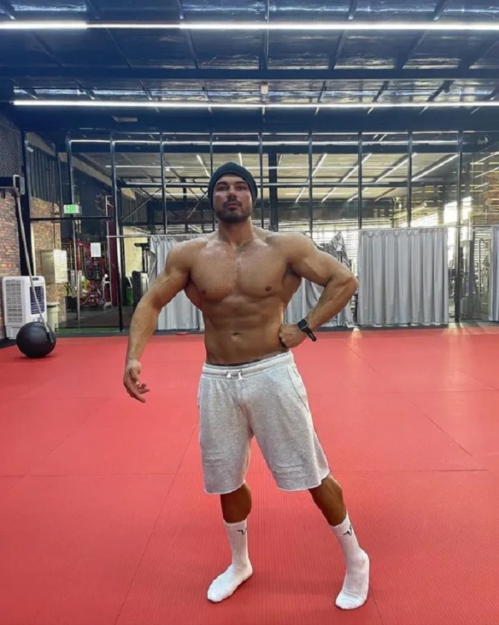 Anton Danyluk Shirtless Gym Selfie [Anton Danyluk | Instagram]