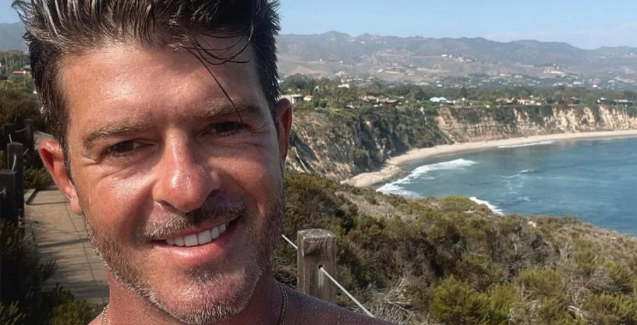 Robin Thicke Shirtless Selfie [Robin Thicke | Instagram]