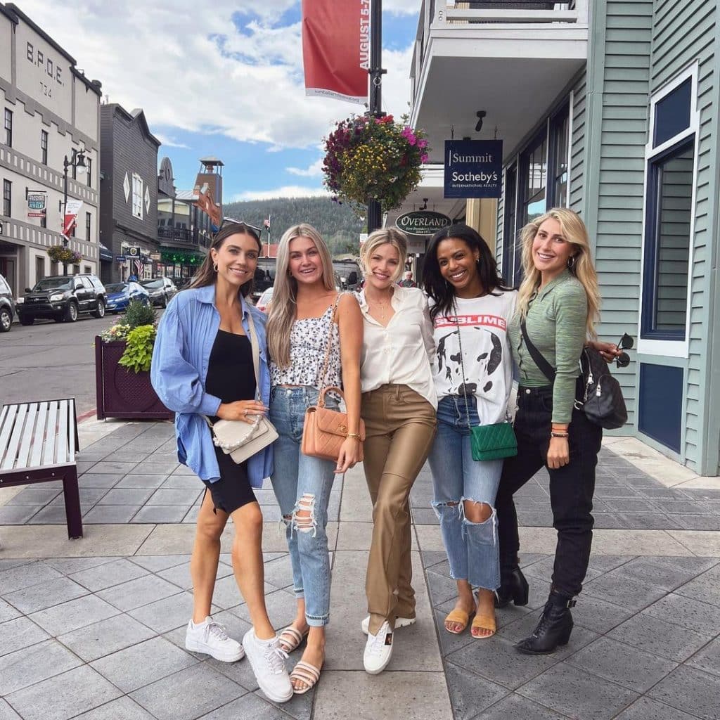 Lindsay Arnold and friends from Instagram