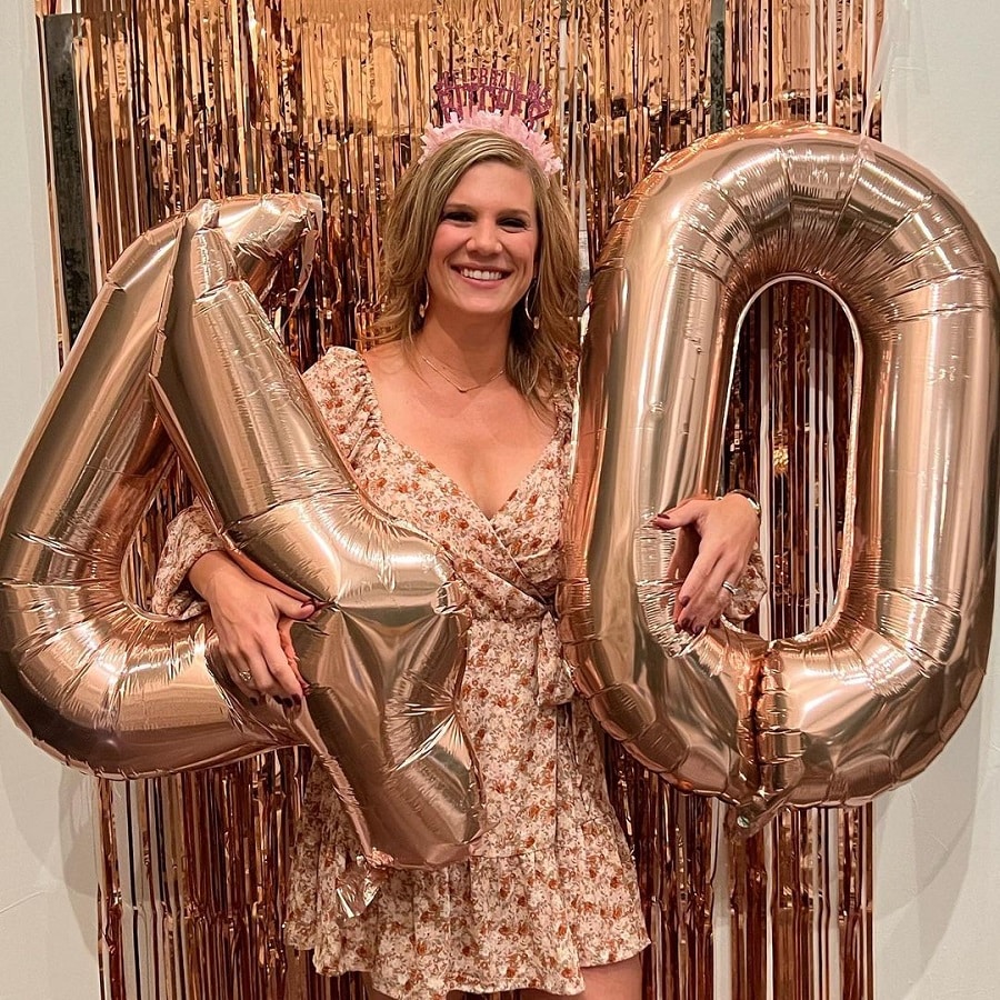 Aunt KiKi Holds 40th Balloons [Aunt KiKi |Instagram]