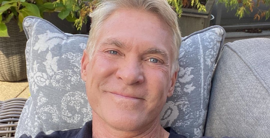 Sam Champion Snaps Selfie Outdoors [Sam Champion | Instagram]