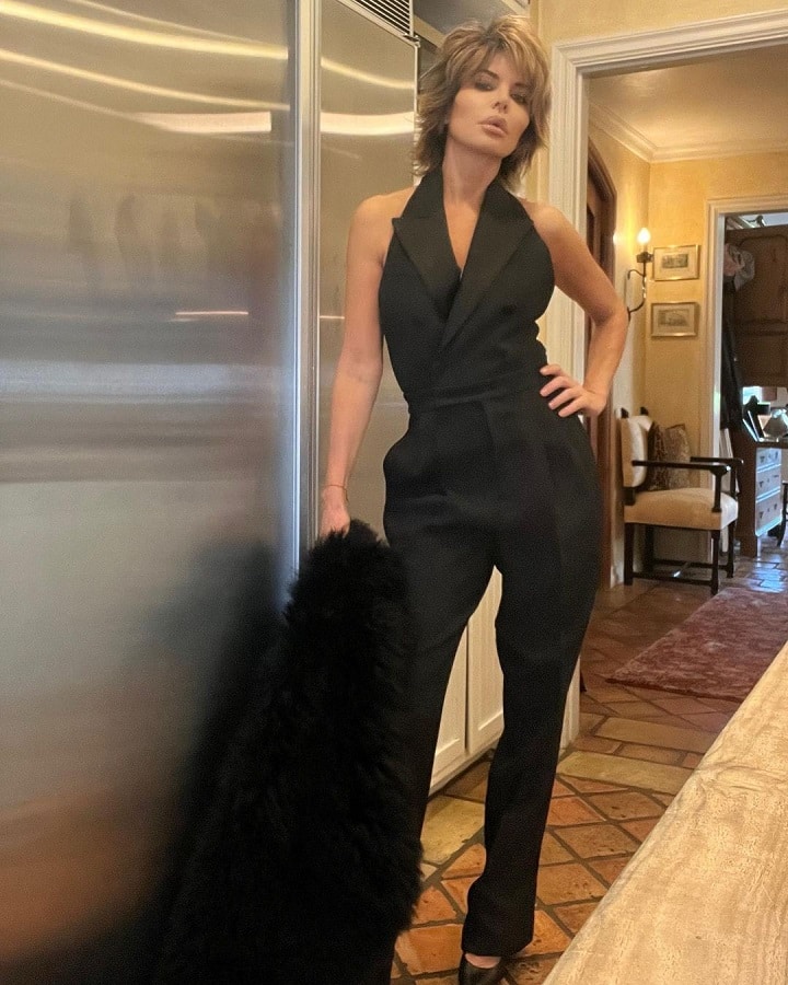Lisa Rinna Poses In Marc Jacobs At Home [Lisa Rinna | Instagram]