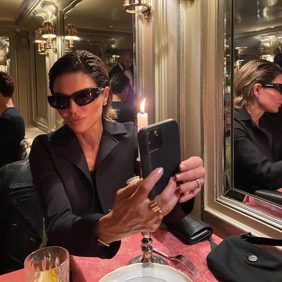 Lisa Rinna Takes Selfie In Restaurant [Lisa Rinna | Instagram]