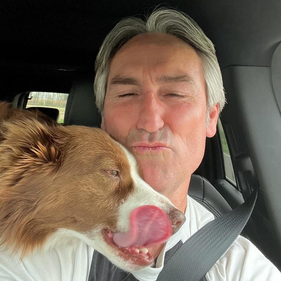 Mike Wolfe Smooches His Dog [Mike Wolfe | Instagram]