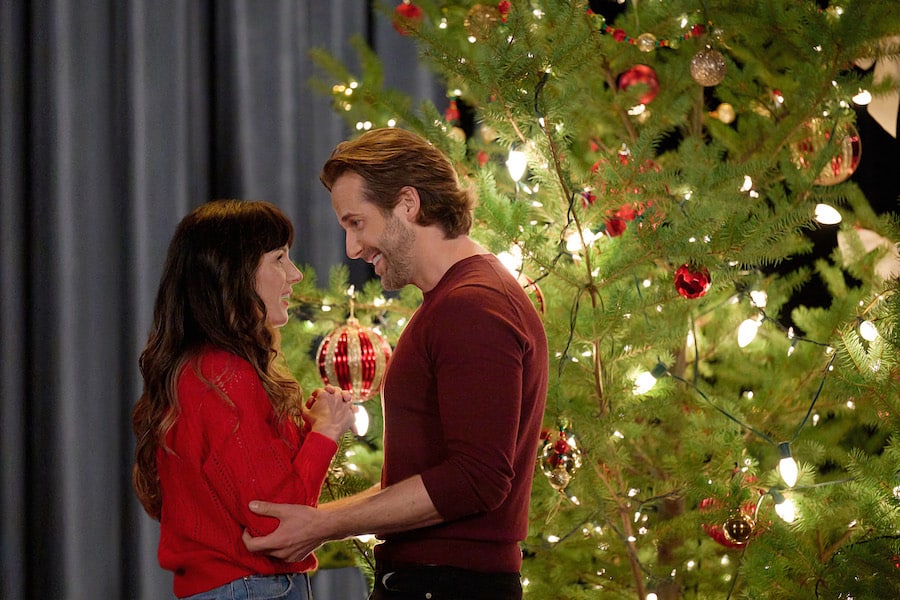 Photo: Shenae Grimes-Beech, Niall Matter Credit: ©2022 Hallmark Media/Photographer: Craig Minielly