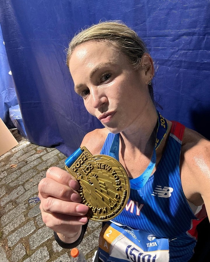 Amy Robach Holds Gold Medal [Amy Robach | Instagram]