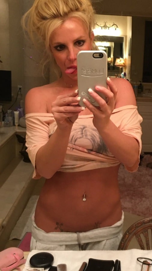 Britney Spears Snaps Selfie [Britney Spears | Instagram]