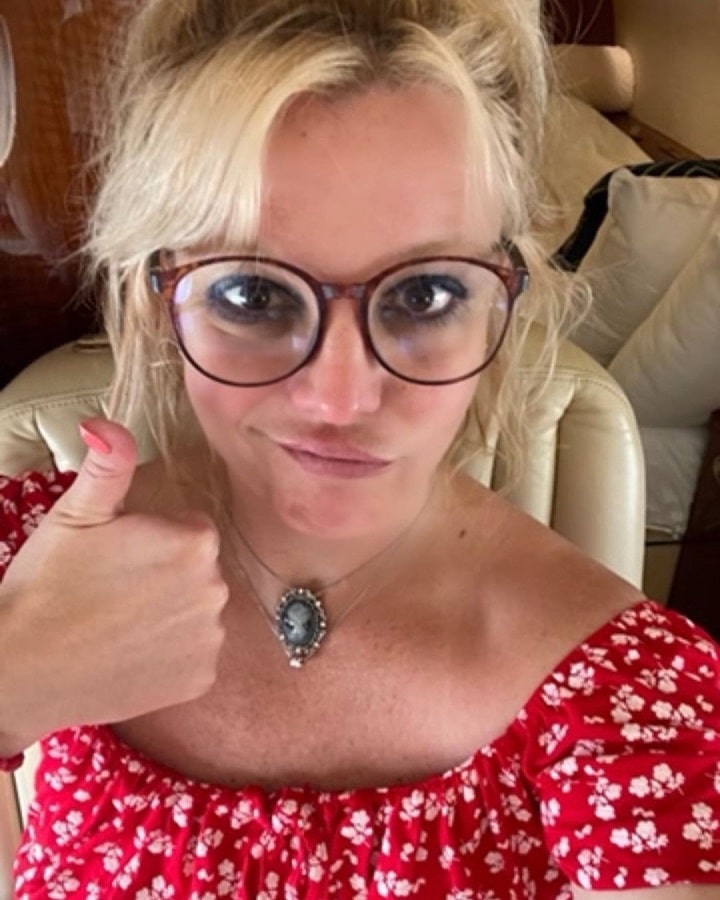Britney Spears Wears Nerdy Glasses [Britney Spears | Instagram]