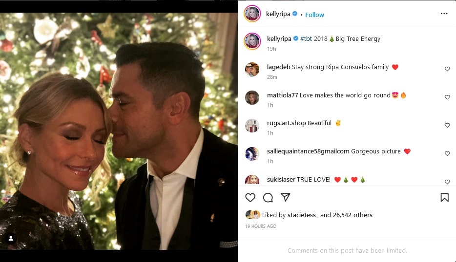 Mark Consuelos Nuzzles Kelly Ripa [Kelly Ripa | Instagram]