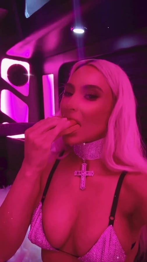 Kim Kardashian Eats Burger [Kim Kardashian | Instagram]