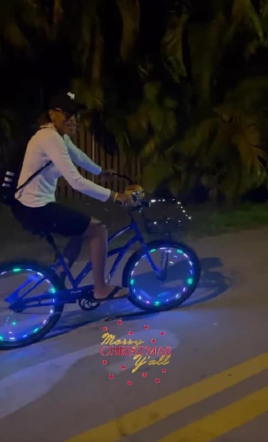 Robin Roberts Rides Bike [Robin Roberts | Instagram]