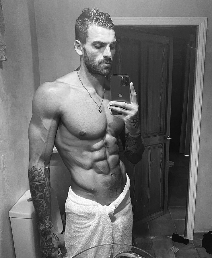 Adam Collard Snaps Selfie In Towel [Adam Collard | Instagram]