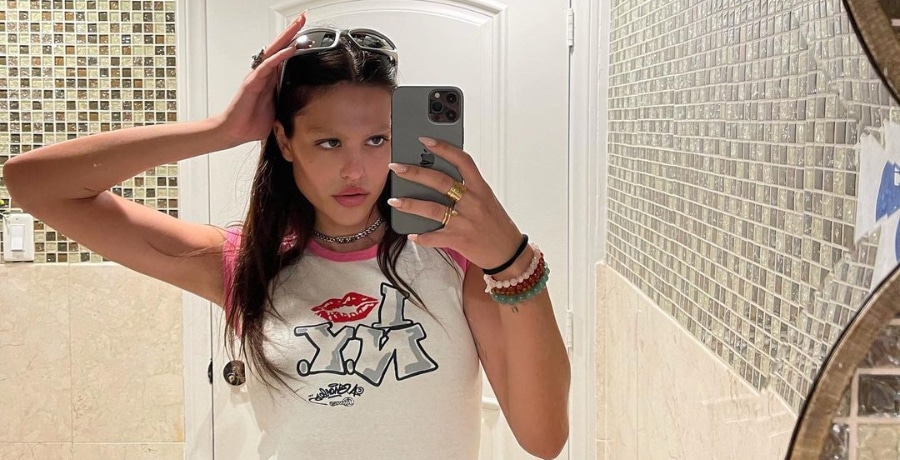 Amelia Gray Bathroom Selfie [Amelia Gray | Instagram]