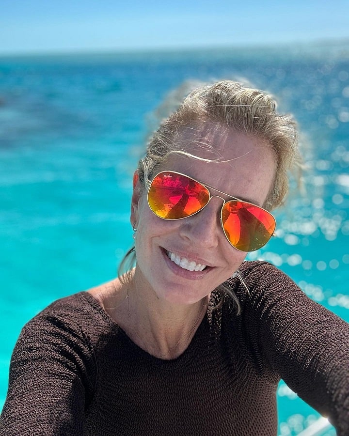 Dr. Jennifer Ashton Wears Reflective Shades [Dr. Jennifer Ashton | Instagram]