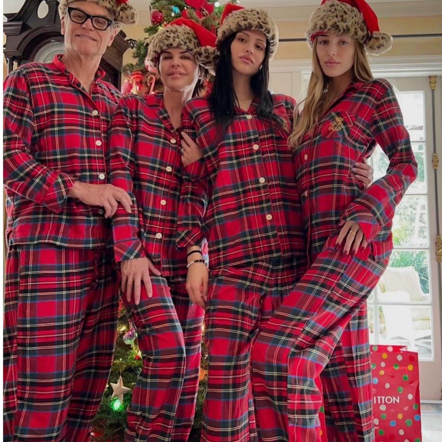 Lisa Rinna & Harry Hamlin With Their Daughters At Christmas [Lisa Rinna | Instagram]