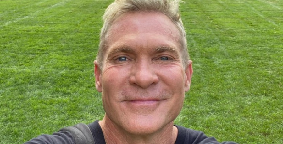 Sam Champion Takes Selfie [Sam Champion | Twitter]