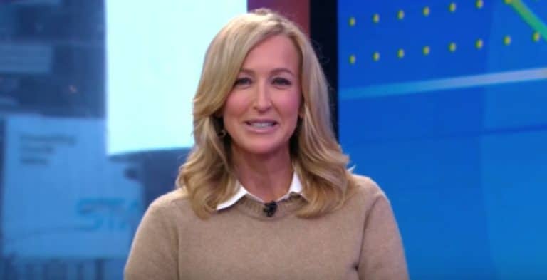 Lara Spencer Wears Beige Sweater [Source: YouTube]