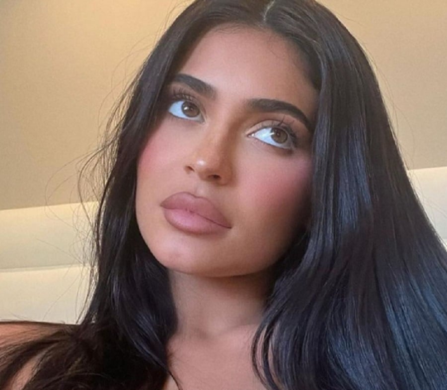 Kylie Jenner Wears Lots Of Makeup [Source: Kylie Jenner | Instagram]