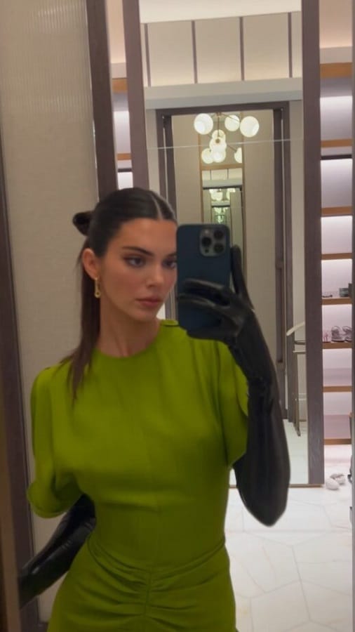 Kendall Jenner Snaps Selfie [Source: Kendall Jenner - Instagram Stories]