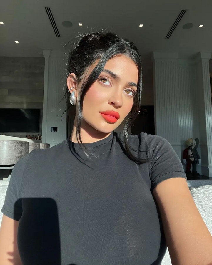 Kylie Jenner Shows Off Red Lips [Source: Kylie Jenner - Instagram]