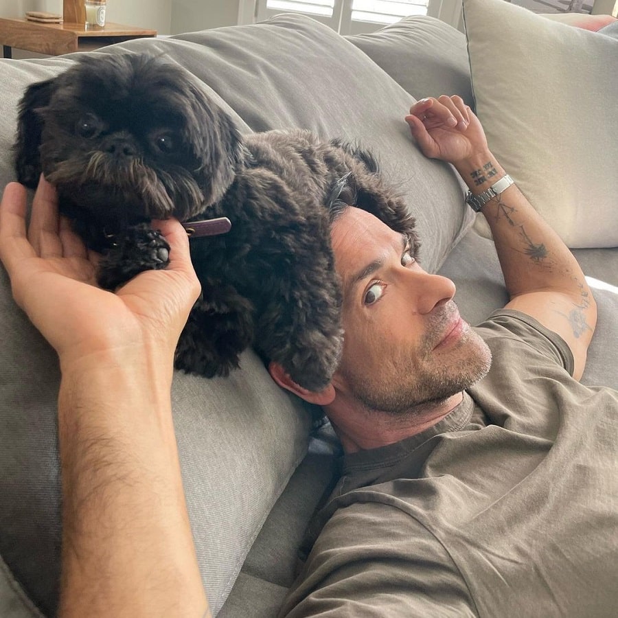 Mark Consuelos & Family Dog [Source: Kelly Ripa - Instagram]