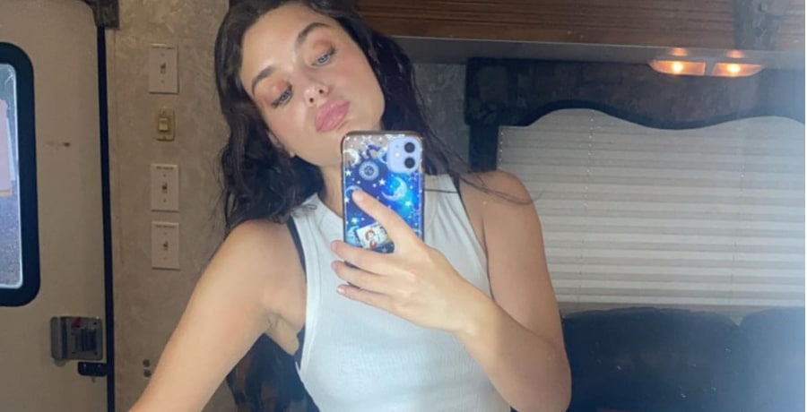 Odeya Rush Snaps Selfie [Source: Odeya Rush - Instagram]