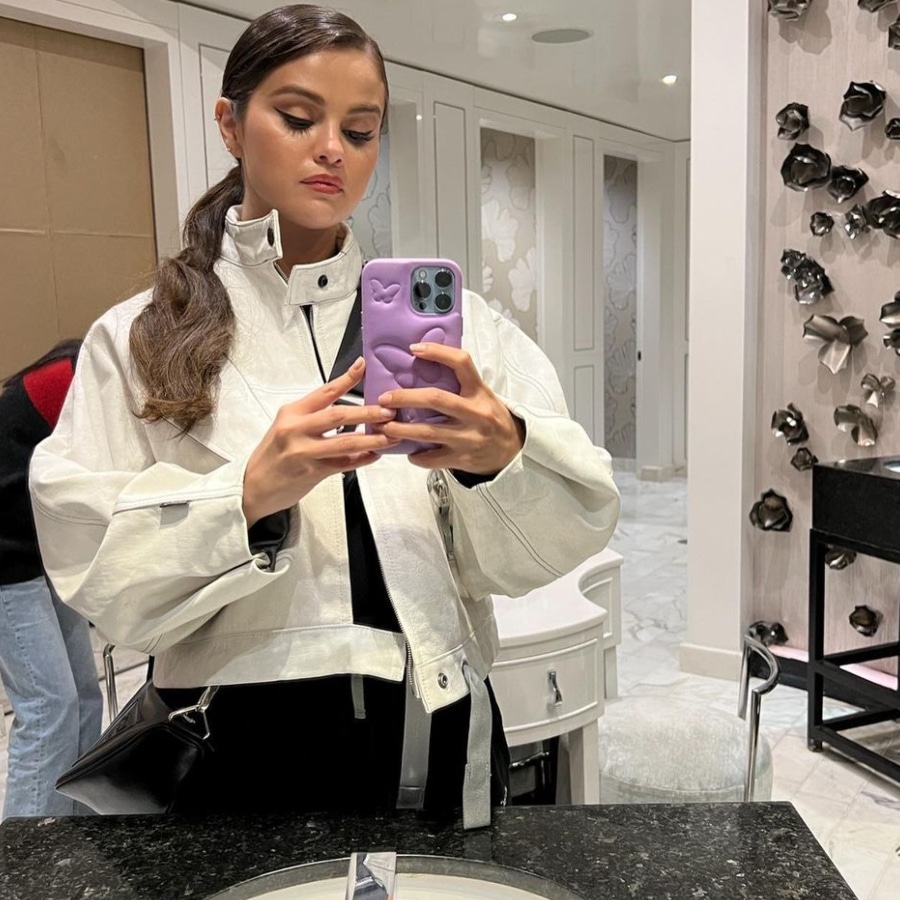Selena Gomez Mirror Selfie [Selena Gomez - Instagram]