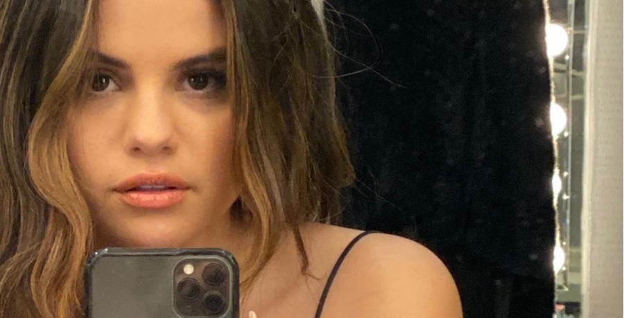 Selena Gomez Snaps Mirror Selfie [Source: Selena Gomez - Instagram]