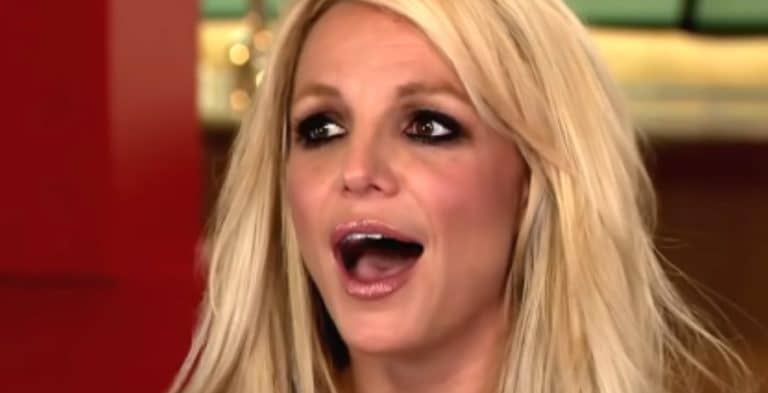 Britney Spears Travels Sans Hubby & Wedding Ring In Puerto Rico