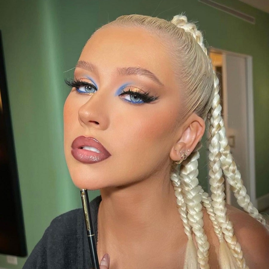 Christina Aguilera Wears Electric Blue Eyeshadow [Source: Christina Aguilera - Instagram]