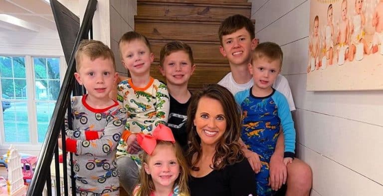 ‘Sweet Home Sextuplets’ Family Dresses To Impress For Easter