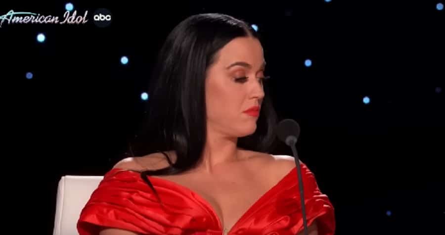 Katy Perry Looks At Luke Bryan's Notes [Source: YouTube]