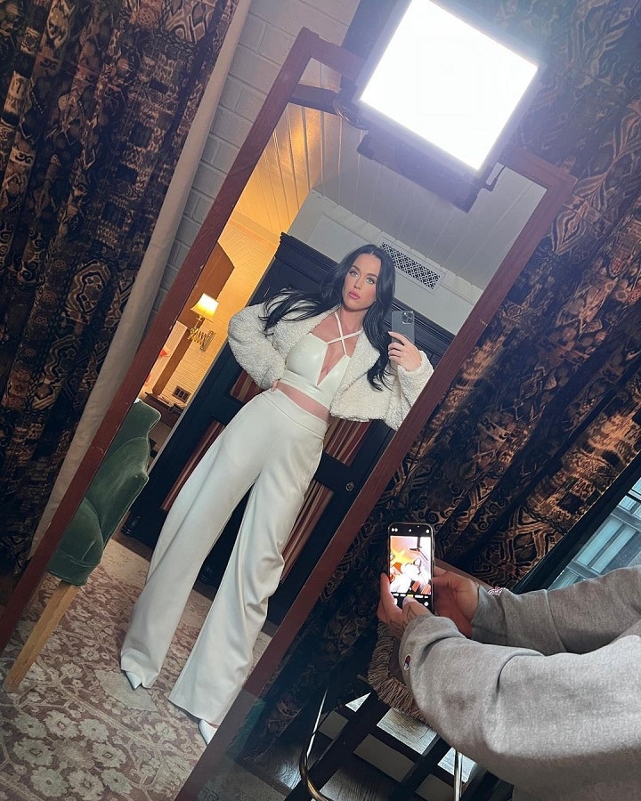Katy Perry Teases Cleavage In White Two-Piece Outfit [Source: Katy Perry - Instagram]