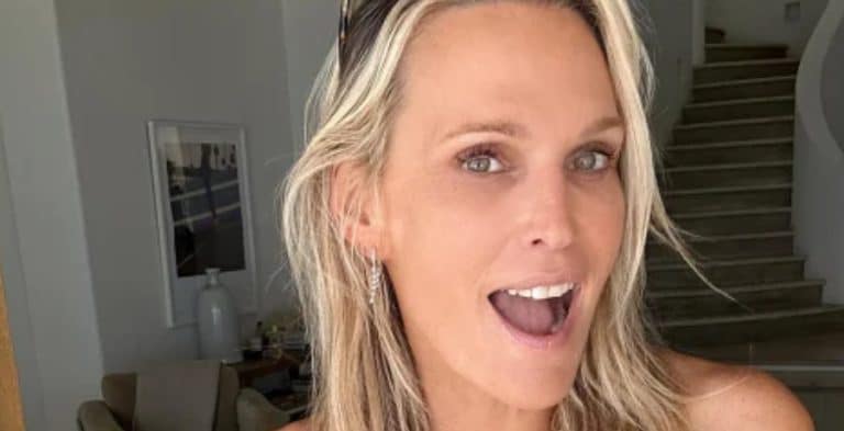 Molly Sims Gives Instagram An Eye Full With Peekaboo Cut Out