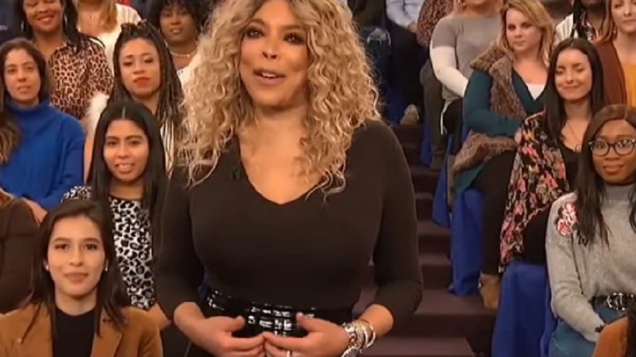 Wendy Williams Stands In Front Of Crowd [Source: YouTube]