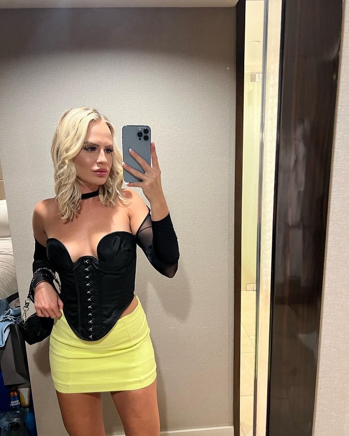 Heather Chase Mirror Selfie [Source: Heather Chase -  Instagram]