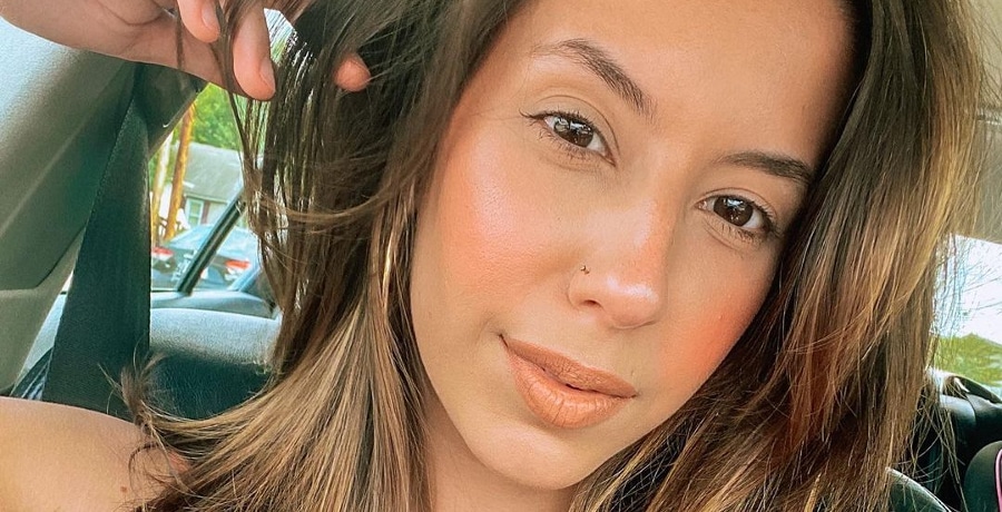 Vee Rivera snaps a makeup-free selfie in the car.