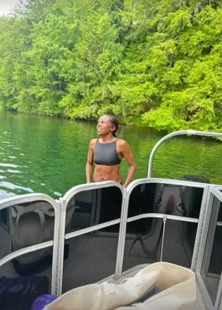 GMA's Deborah Roberts shows off stunning abs and fit figure in just a black sports  bra and leggings during workout