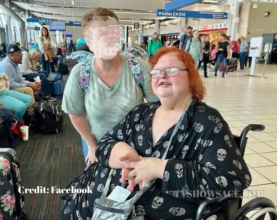Tammy Slaton from 1000-Lb Sisters poses with a fan at the airport from Facebook