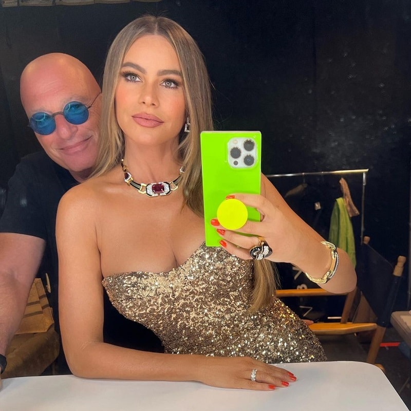 AGT's Sofia Vergara snaps a mirror selfie backstage with Howie Mandel hovering over her shoulder: