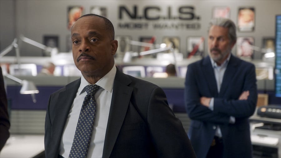NCIS Pictured: Rocky Carroll as NCIS Director Leon Vance and Gary Cole as FBI Special Agent Alden Parker. Photo: CBS ©2023 CBS Broadcasting, Inc. All Rights Reserved. 