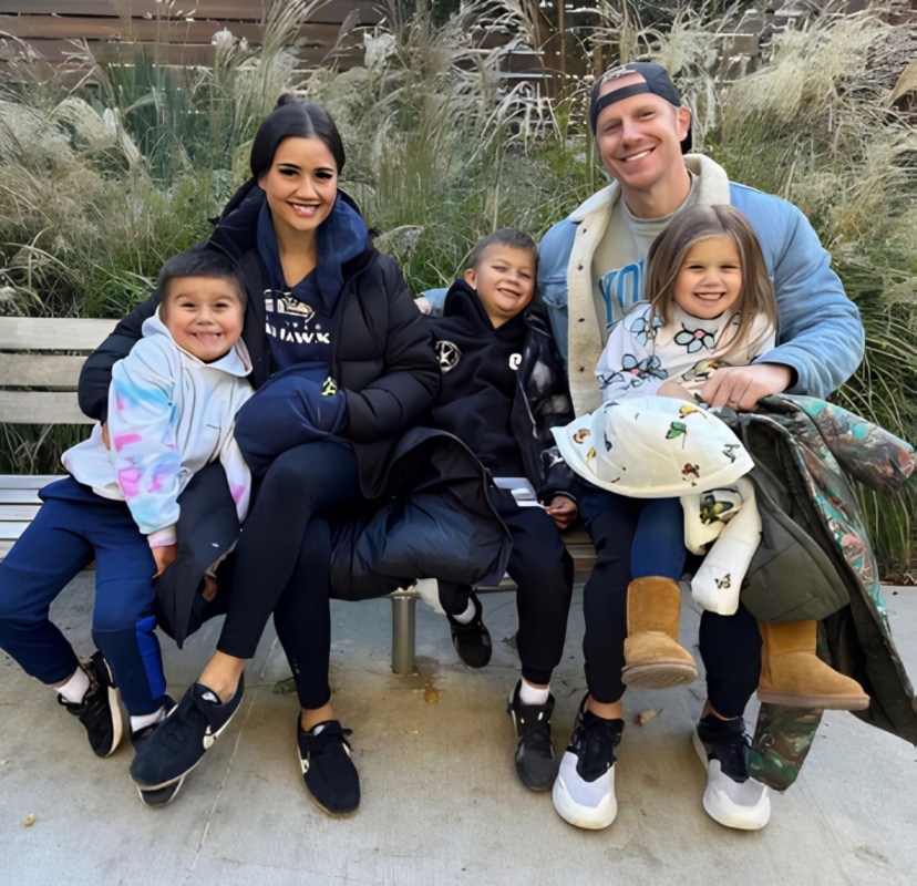 Bachelor Sean Lowe with Catherine and the kids - Instagram Reddit