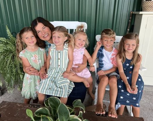 Kelly Jo Bates sitting with grandchilren Carson, Brooklyn, Everly, Holland, and Finley Paine. 
