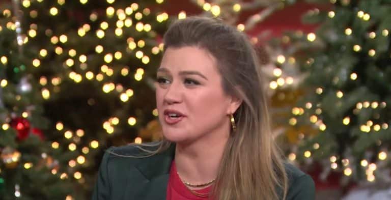 Kelly Clarkson’s Emmy Snafu Has Fans In Stitches