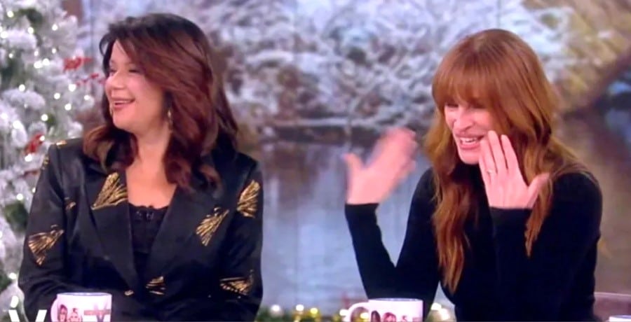 Julia Roberts Fanning Her Face After Whoopi Goldberg Comments, The View -YouTube