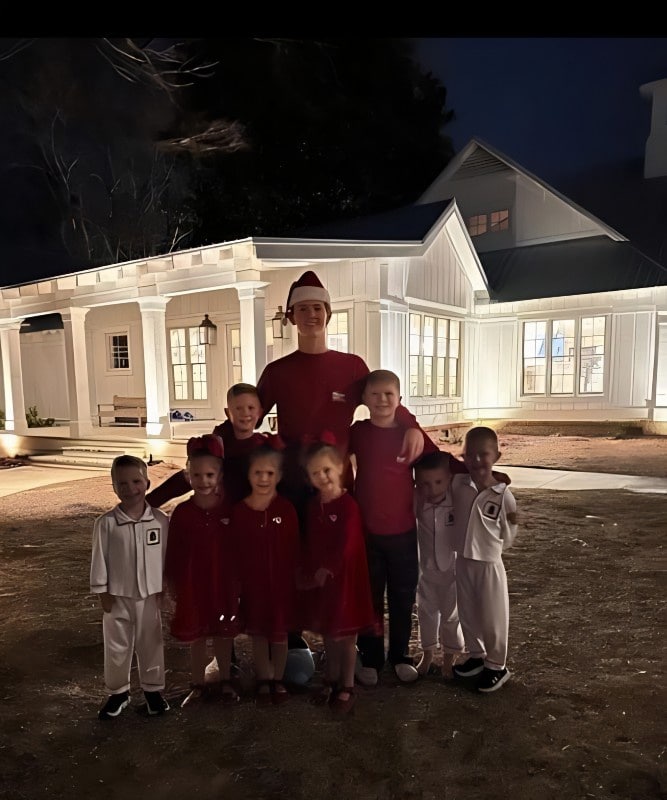 Sweet Home Sextuplets Kids Christmas Eve - Courtney Waldrop Instagram